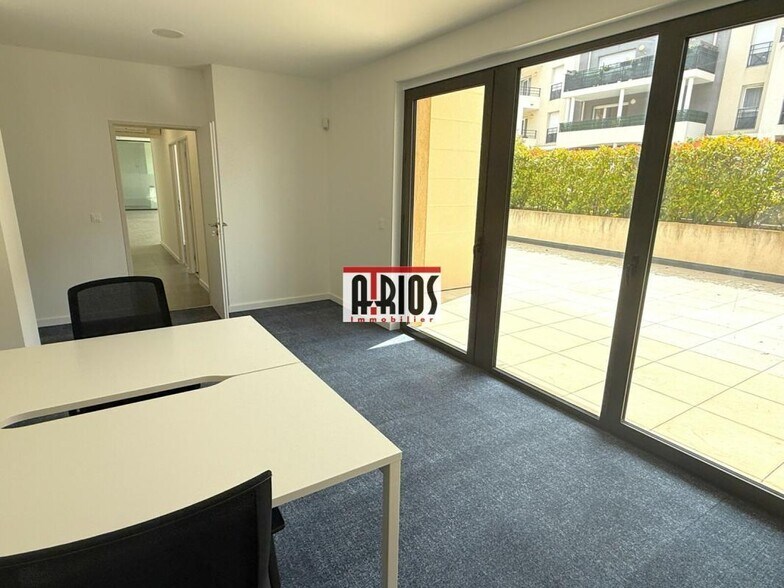 Retail in Toulon for lease - Interior Photo - Image 3 of 12