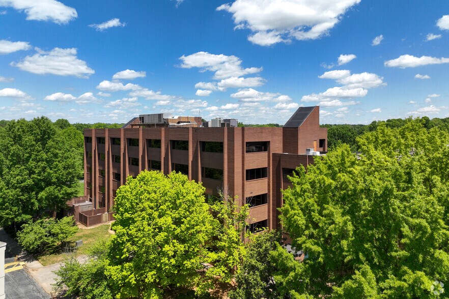 5620 University Pky, Winston-Salem, NC à louer - Photo du bâtiment - Image 3 de 21