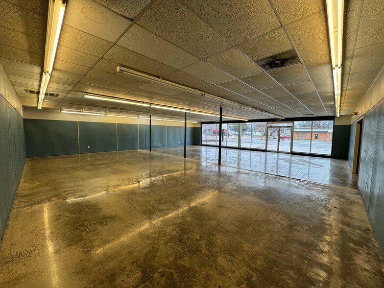 2920 Grand Ave, Fort Smith, AR for lease - Interior Photo - Image 2 of 20