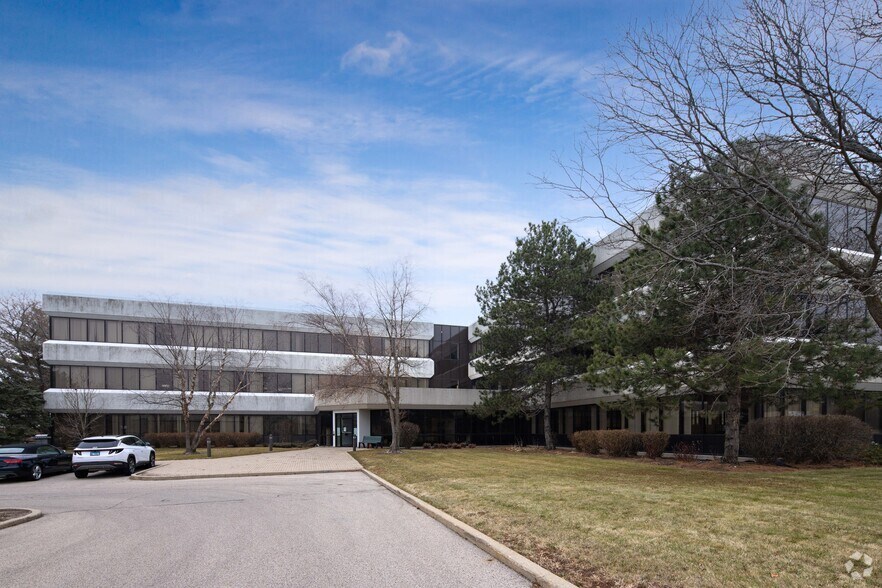 150 E Dartmoor Dr, Crystal Lake, IL à louer - Photo du bâtiment - Image 2 de 30