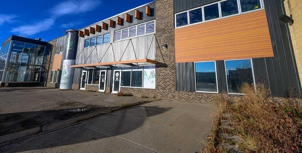 10512 100 Av, Grande Prairie, AB à vendre - Photo du bâtiment - Image 3 de 6