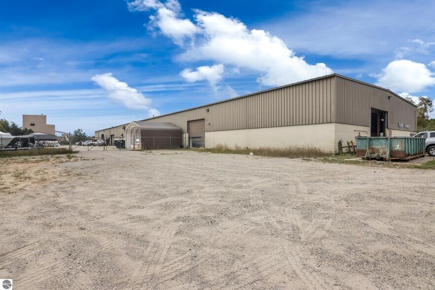 1500 Ron Wilson st, Cadillac, MI à vendre - Photo du bâtiment - Image 2 de 17