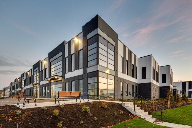 Plus de détails pour 13030 115 Ave, Surrey, BC - Flex à vendre