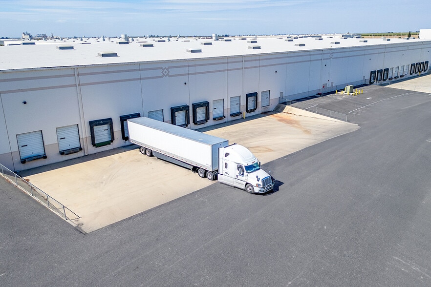 2247 N Plaza Dr, Visalia, CA for lease - Building Photo - Image 2 of 12