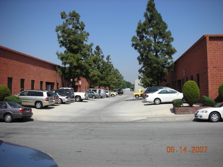 26818 Oak Ave, Canyon Country, CA for lease - Building Photo - Image 2 of 3