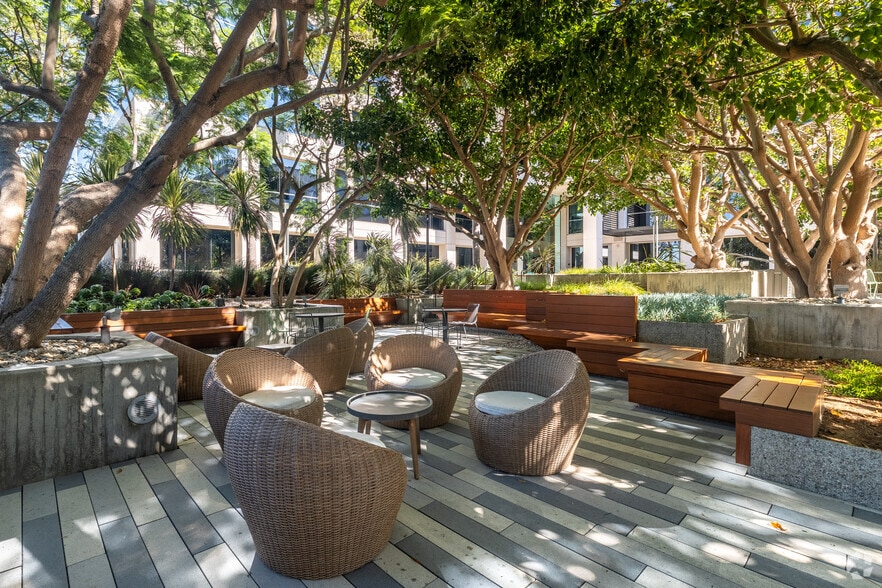 400 Corporate Pointe, Culver City, CA for lease - Building Photo - Image 3 of 18