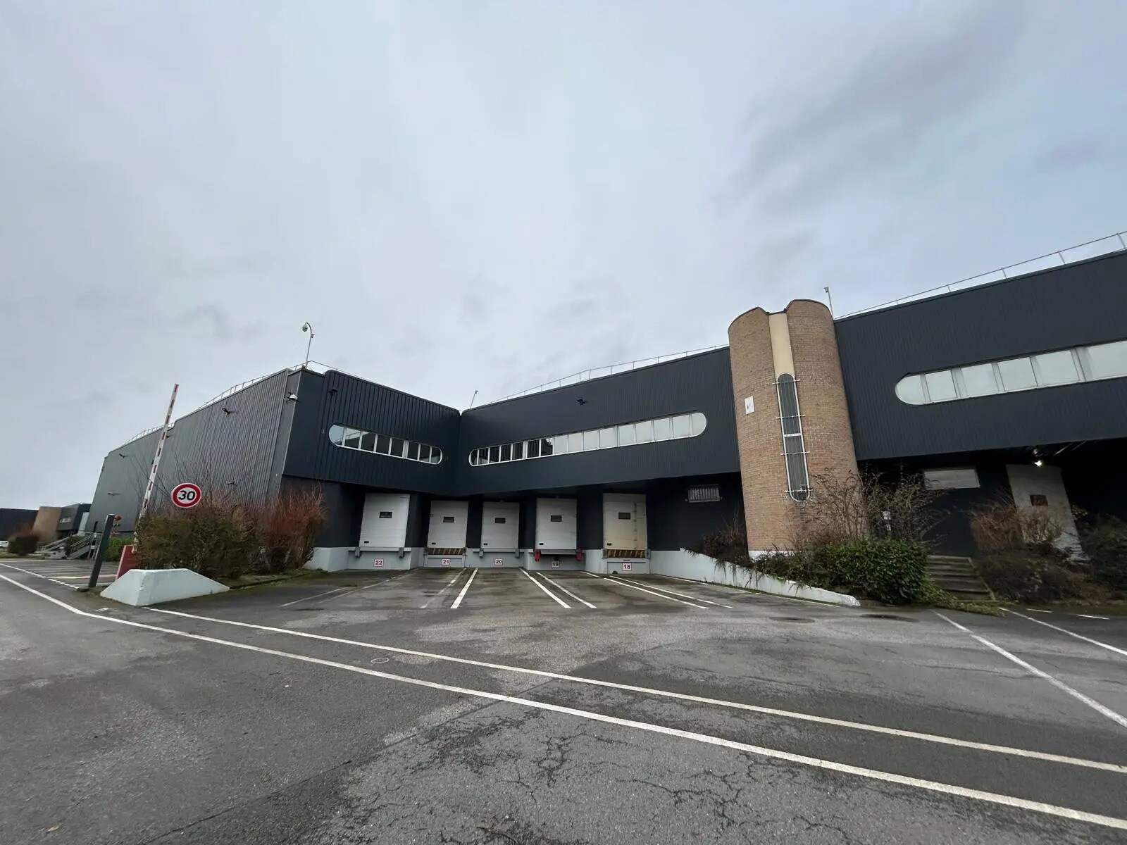 Rue De La Louvière, Fretin for lease Building Photo- Image 1 of 4