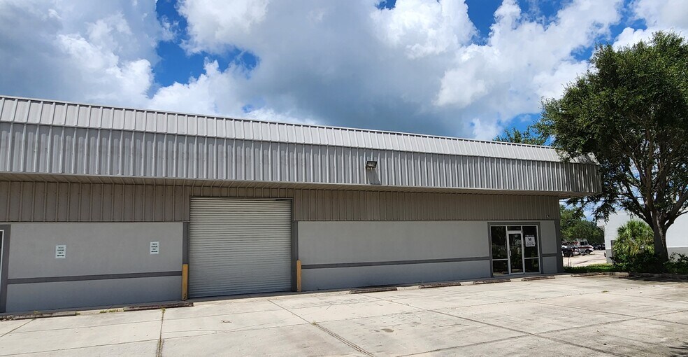 4025 Dow Rd, Melbourne, FL à louer - Photo du bâtiment - Image 1 de 5