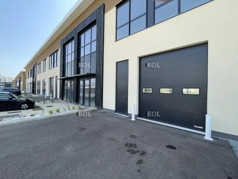 Flex dans Nanterre à louer - Photo du bâtiment - Image 2 de 19