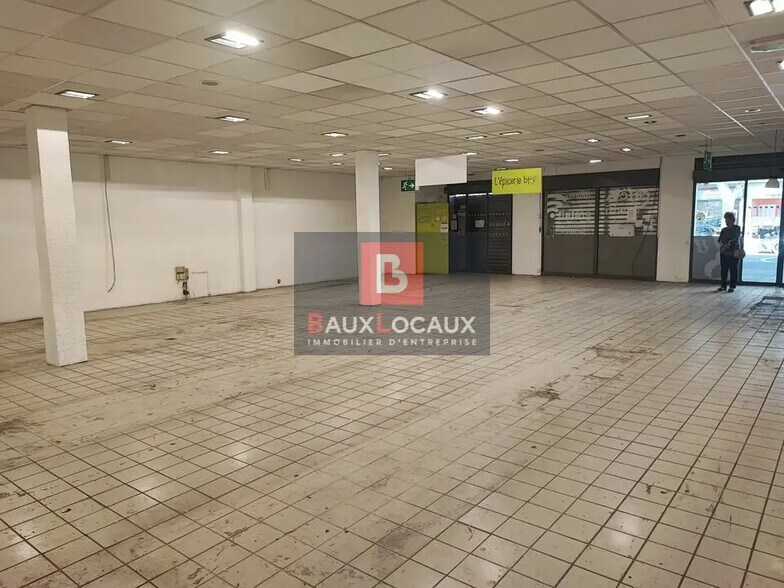 Retail in Salon-de-Provence for lease - Building Photo - Image 3 of 4
