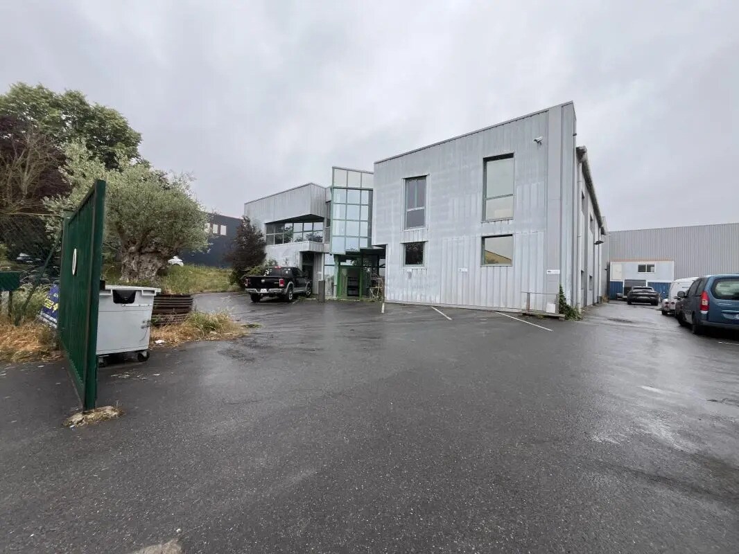 Flex in Linas for lease Building Photo- Image 1 of 12