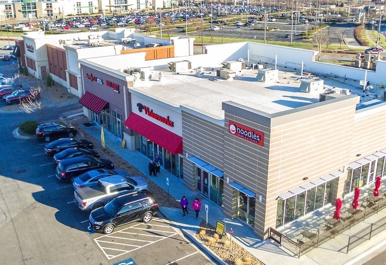 1843 Village West Pky, Kansas City, KS for lease - Building Photo - Image 2 of 4