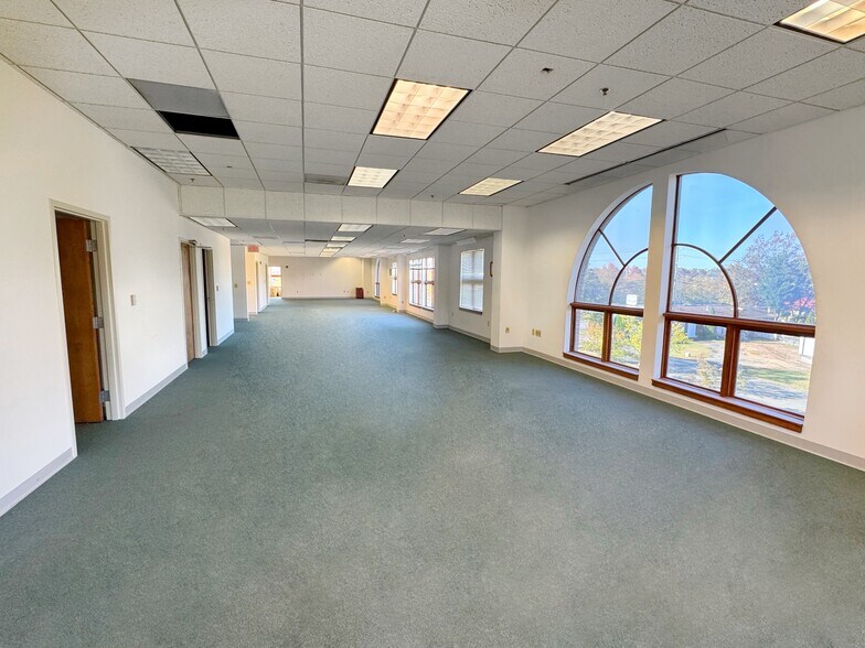 8609 Sudley Rd, Manassas, VA à vendre - Photo intérieure - Image 1 de 8