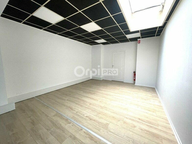 13 Rue De La Sous-Préfecture, Saint-Quentin for sale - Interior Photo - Image 3 of 4