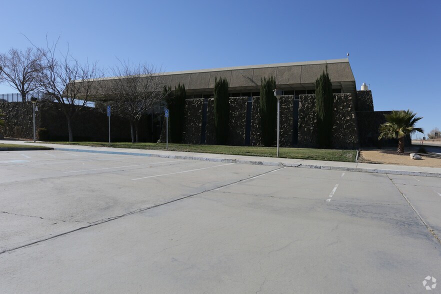 16071 Mojave Dr, Victorville, CA à louer - Photo du bâtiment - Image 1 de 2