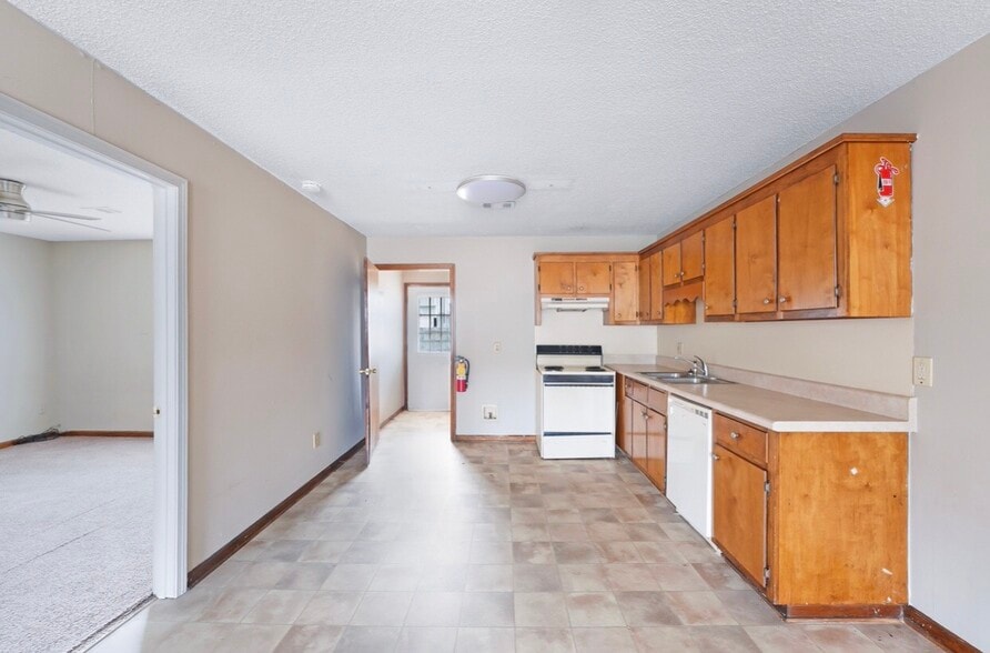 124 Evergreen Trl, Cartersville, GA for sale - Building Photo - Image 3 of 33