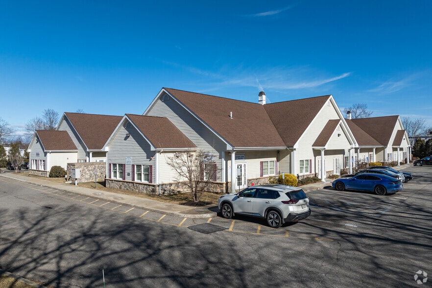 792 Harrison Ave, Riverhead, NY for sale - Primary Photo - Image 1 of 13