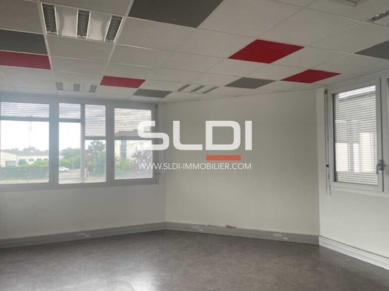 Avenue Du Progrès, Chassieu for lease - Interior Photo - Image 2 of 6