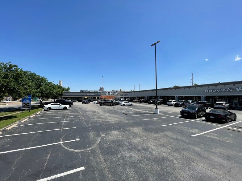 5545-5591 Richmond Ave, Houston, TX à louer - Photo du bâtiment - Image 2 de 9