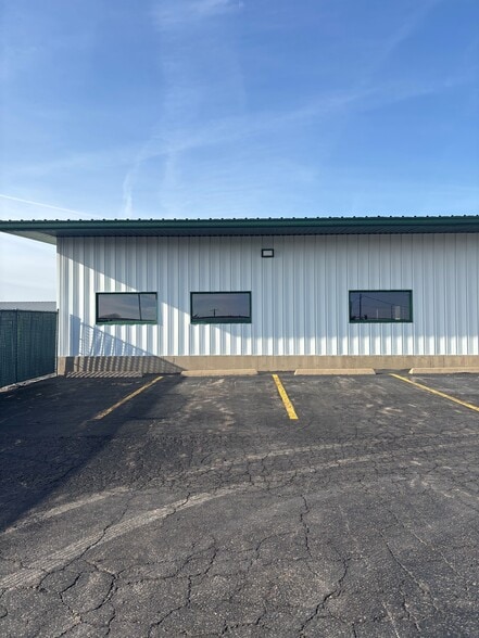 354 Civic Rd, LaSalle, IL for lease - Building Photo - Image 2 of 10