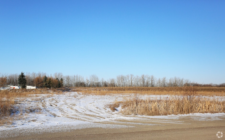 54-60 Burnt Lake Cres, Red Deer County, AB à vendre - Photo du bâtiment - Image 2 de 2
