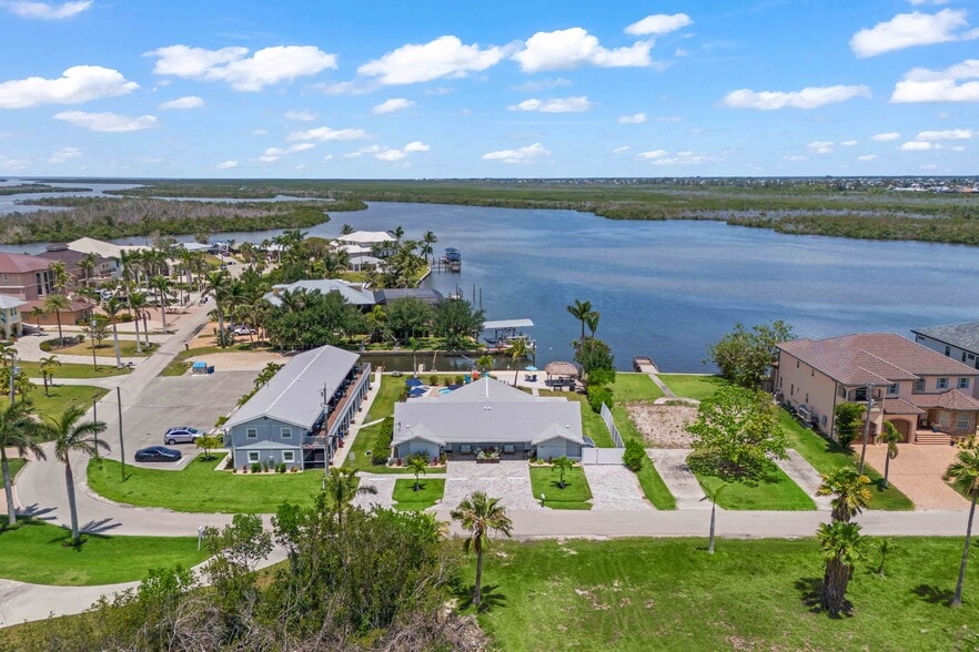 Matlacha on Shoreview portfolio of 2 properties for sale on LoopNet.ca - Building Photo - Image 2 of 98