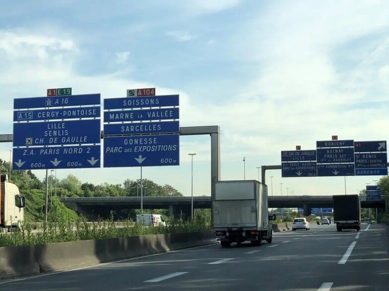 Industrial in Saint-Witz for lease - Building Photo - Image 2 of 7