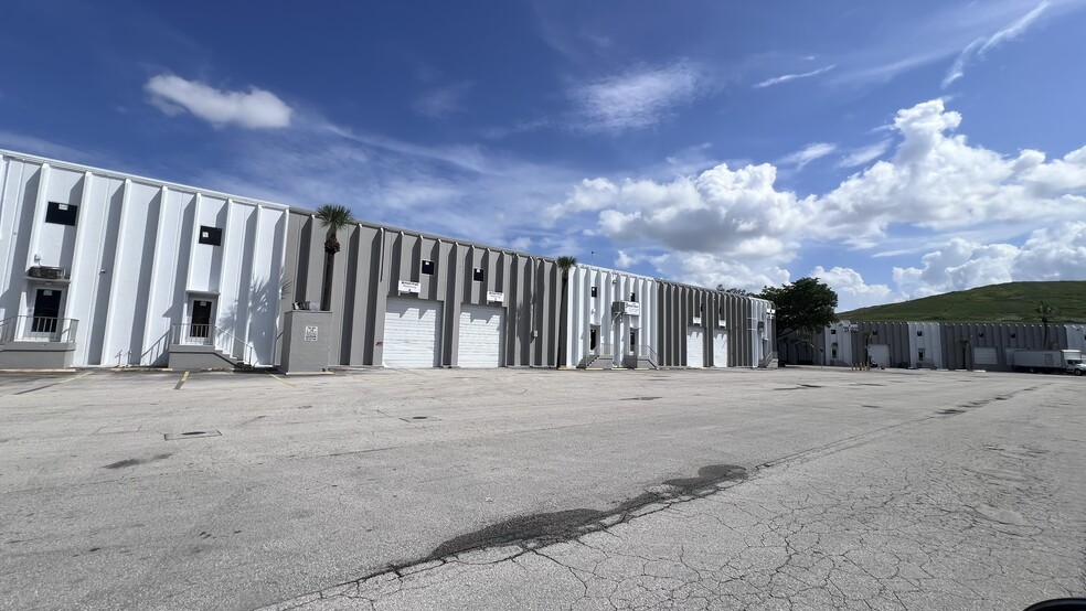 9300-9410 NW 100th St, Medley, FL for lease - Building Photo - Image 2 of 3