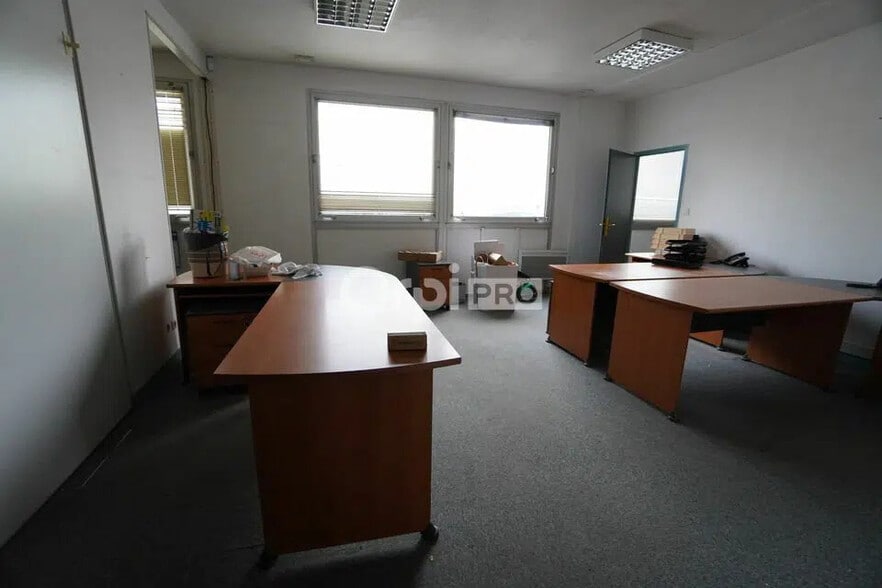 Office in Dijon for lease - Building Photo - Image 2 of 7