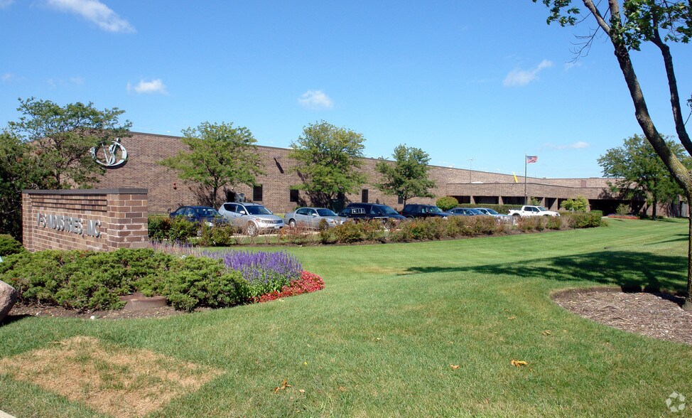 900 S Chaddick Dr, Wheeling, IL à louer - Photo du bâtiment - Image 3 de 6