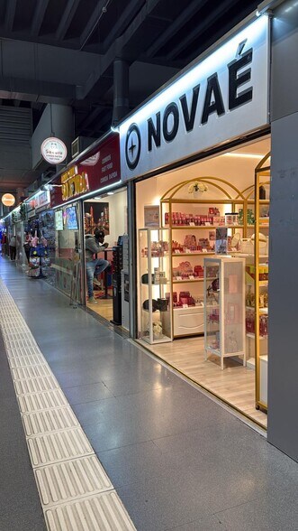 Retail in Madrid, Madrid for lease - Building Photo - Image 2 of 6