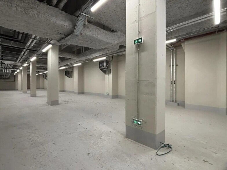 Industrial in Paris for lease - Building Photo - Image 3 of 6