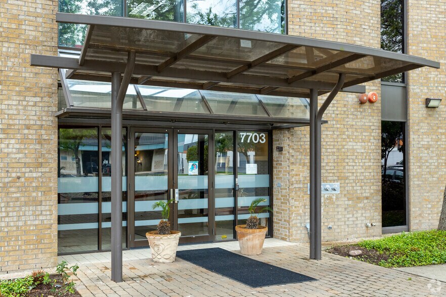 7703 N Lamar Blvd, Austin, TX à vendre - Photo du bâtiment - Image 3 de 12