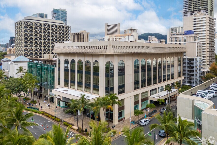2250 Kalakaua Ave, Honolulu, HI à louer - Photo du bâtiment - Image 2 de 13