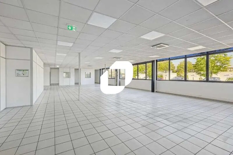 Office in Tremblay-en-France for lease - Interior Photo - Image 3 of 14