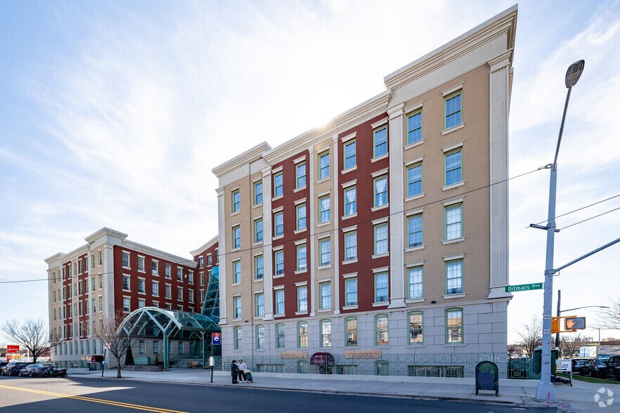 4502 Ditmars Blvd, Astoria, NY à louer - Photo du bâtiment - Image 2 de 12