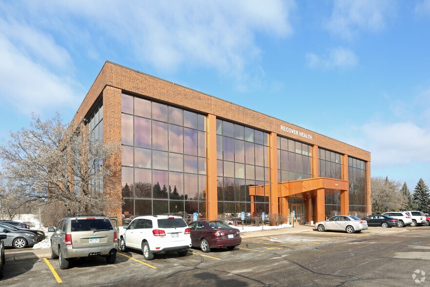 5900 Green Oak Dr, Minnetonka, MN for sale - Building Photo - Image 2 of 13