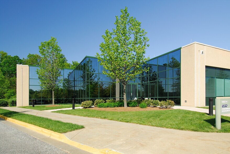 12120 Plum Orchard Dr, Silver Spring, MD à louer - Photo du bâtiment - Image 3 de 11