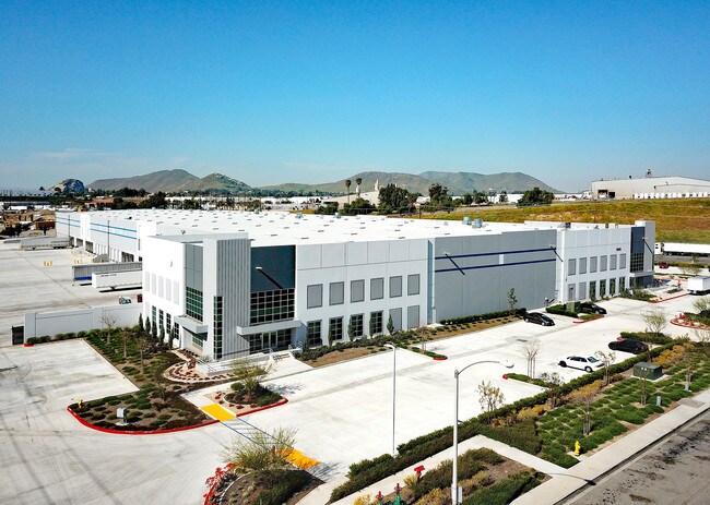 Plus de détails pour 2053 Miguel Bustamante Pky, Colton, CA - Industriel à louer