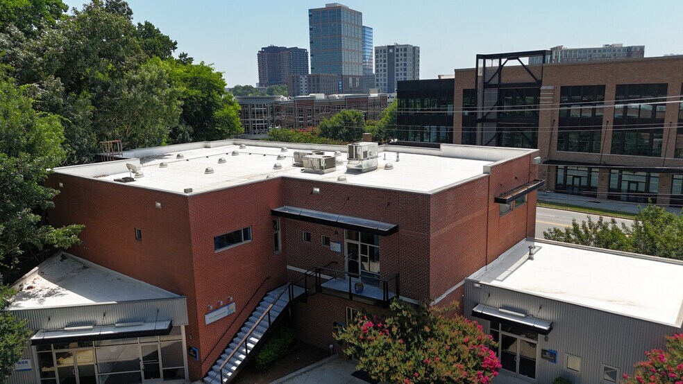 2010 S Tryon St, Charlotte, NC à louer - Photo du bâtiment - Image 2 de 12