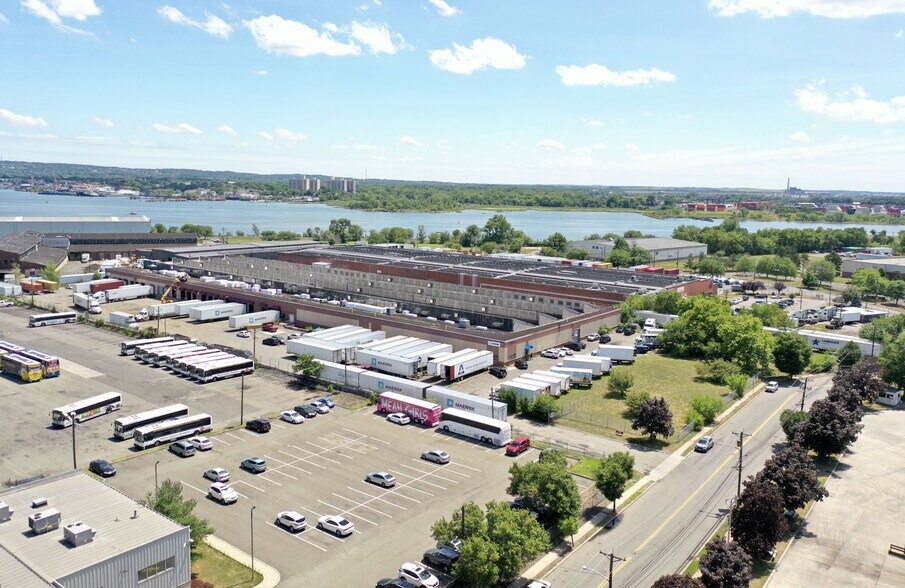 327-347 1st St, Elizabeth, NJ à louer - Photo du bâtiment - Image 1 de 3