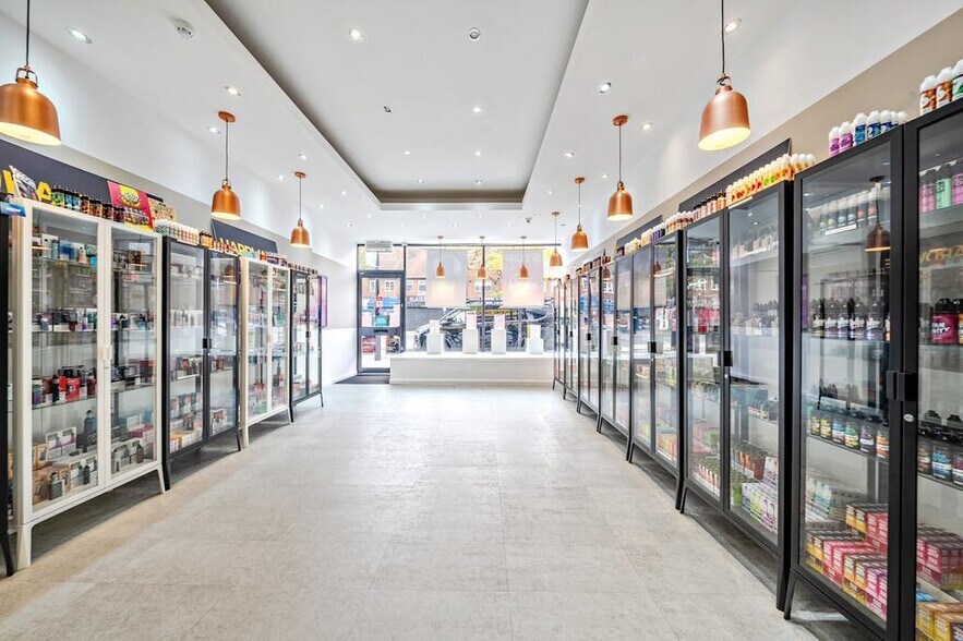 161 Field End Rd, Pinner à louer - Photo du bâtiment - Image 2 de 9