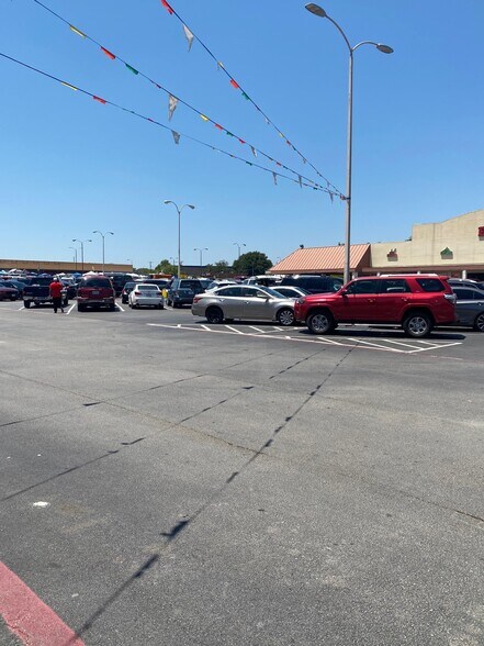 Felix Shopping Center portfolio of 3 properties for sale on LoopNet.ca - Building Photo - Image 3 of 8