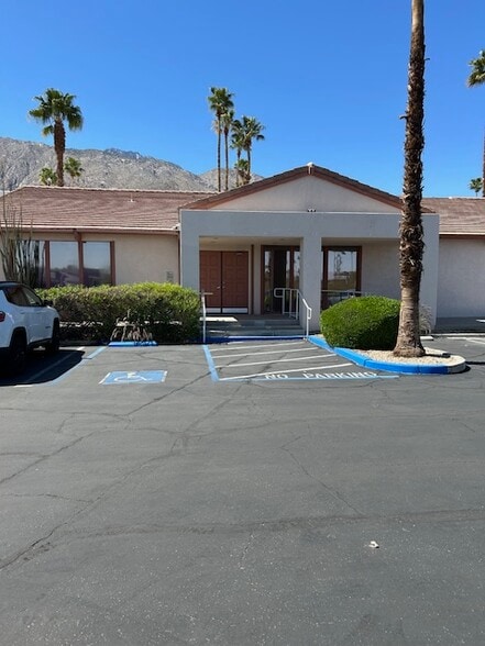 997 E Tahquitz Canyon Way, Palm Springs, CA à louer - Photo du bâtiment - Image 2 de 17