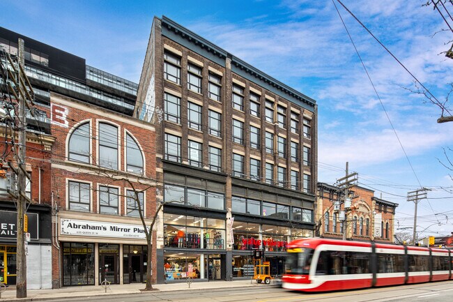 Plus de détails pour 639 Queen St W, Toronto, ON - Bureau à louer