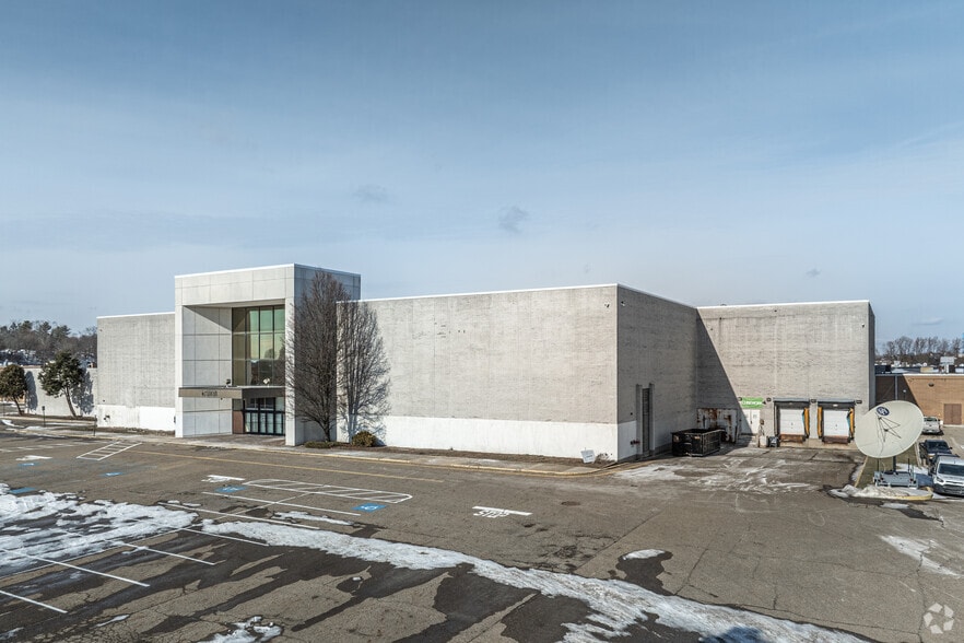 100 Mall Dr, Steubenville, OH for lease - Building Photo - Image 1 of 28