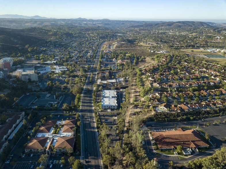 15706-15708 Pomerado Rd, Poway, CA à louer - Aérien - Image 3 de 7
