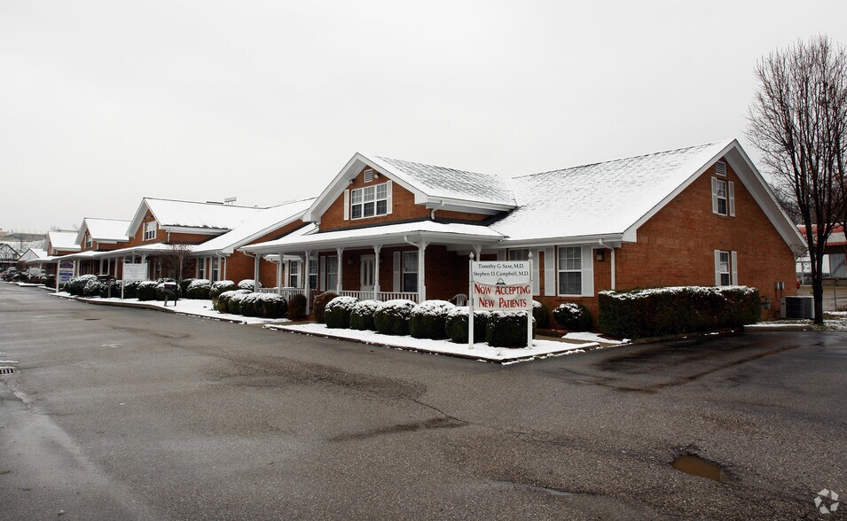 4 Chateau Ln, Barboursville, WV à vendre - Photo du bâtiment - Image 2 de 30