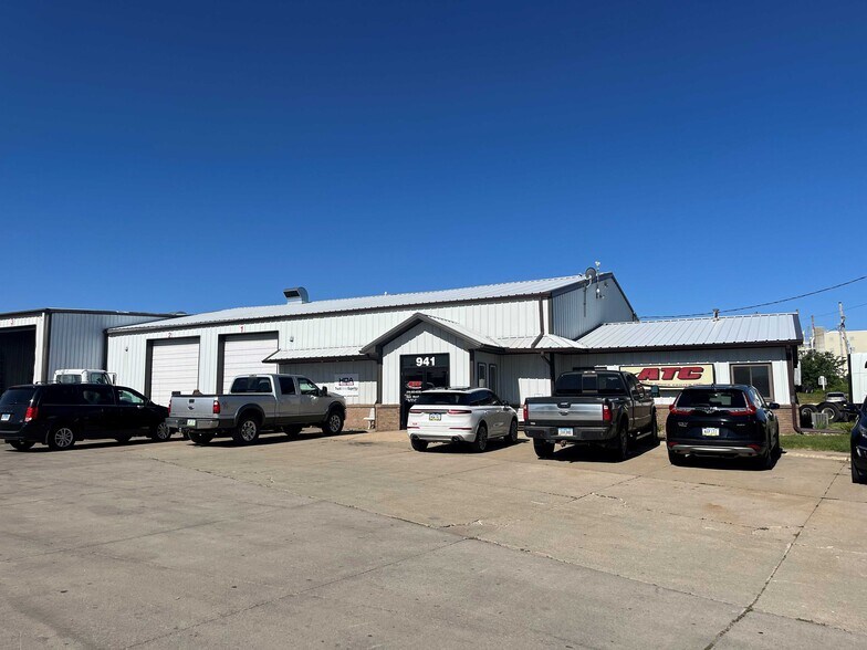 941 66th Ave SW, Cedar Rapids, IA à vendre - Photo du bâtiment - Image 2 de 20