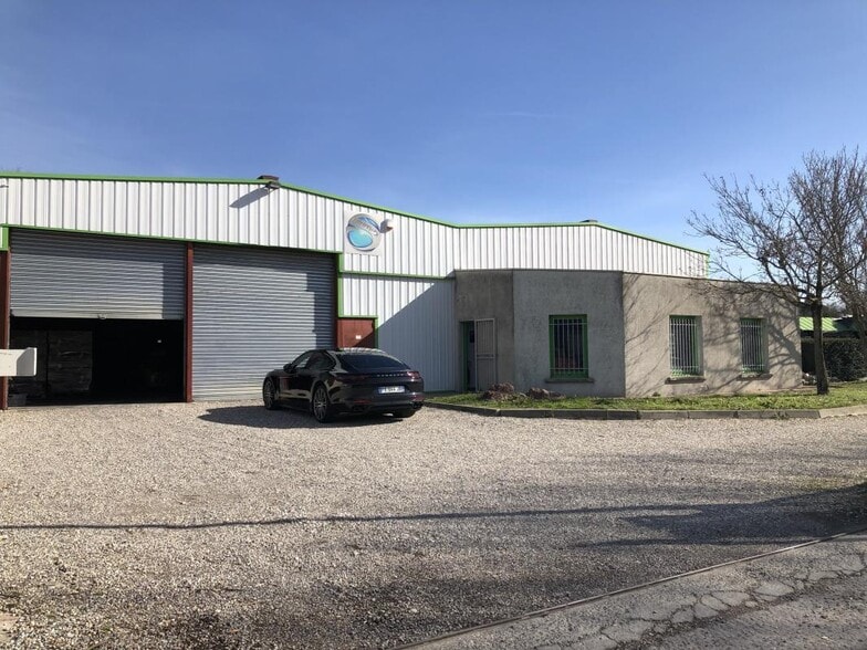 Flex in Saint-Laurent-de-Mure for lease - Building Photo - Image 1 of 13